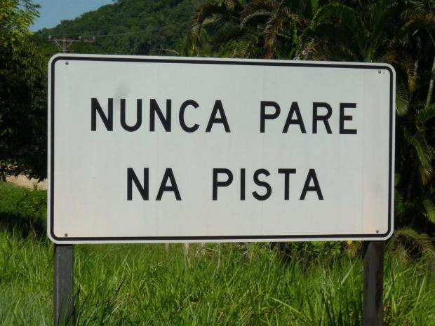 amor não desista / meu bem me dê a mão / que eu vou te levar / sem carro e sem medo / pra outro lugar / é muito cedo / pra você se acostumar.