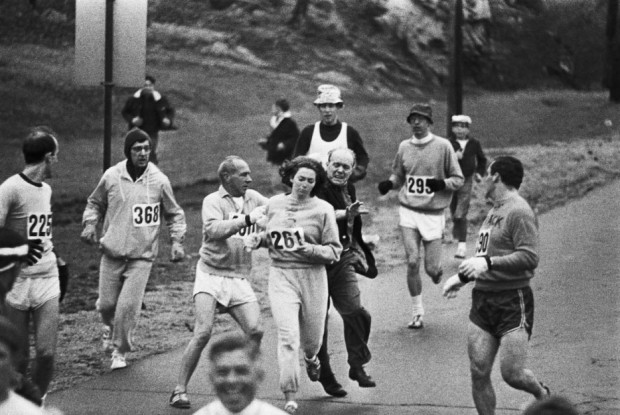 Kathrine Switzer foi a primeira mulher a correr a Maratona de Boston, apesar das tentativas dos organizadores da maratona de impedi-la de participar, em 1967