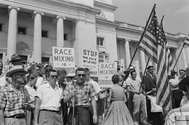Protesto contra a mistura de raças em uma escola no Arkansas, Estados Unidos, em 1957