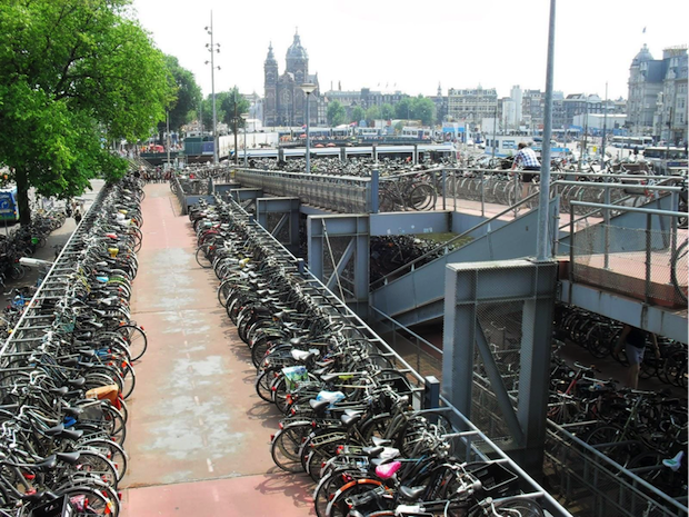 Em Amsterdam eles já entenderam o recado. Aparentemente, o problema agora são os bicicletários.