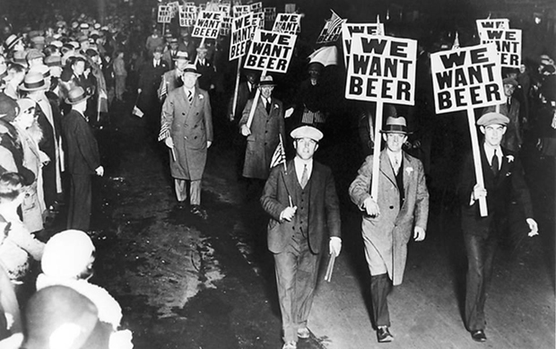 Homens pedindo o fim da proibição do álcool nos Estados Unidos em 1933