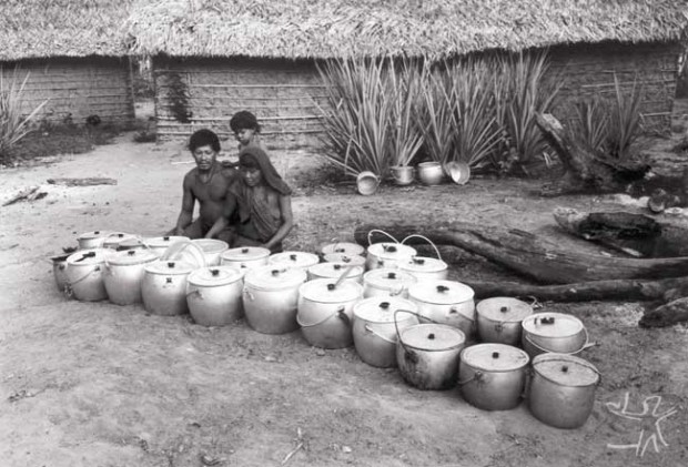 Casal patrocinador de um cauim alcoólico. As panelas pertencem a toda a aldeia e foram emprestadas para a ocasião. Foto: Eduardo Viveiros, 1982